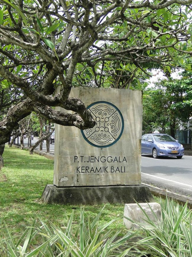 マッサージ店からホテルに送ってもらう予定でしたが、近くのジェンガラケラミック本店に寄ってもらえないかお願いしたところ、快くＯＫしてくださいました。<br />（もちろん帰りはタクシーになりますが）