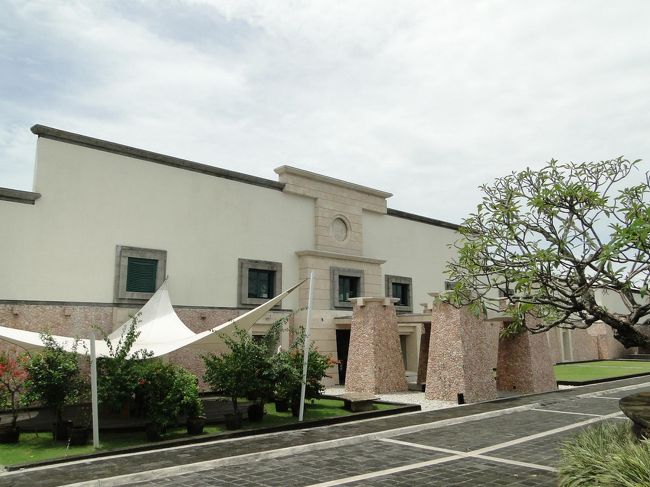 大きな敷地に立派な建物