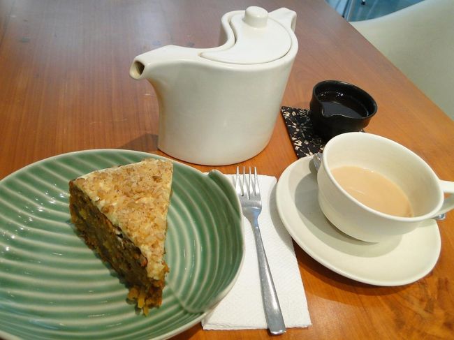 併設するカフェ「ワルンケラミック」でチャイとキャロットケーキを♪<br />Wifiが使えたので良かったです。