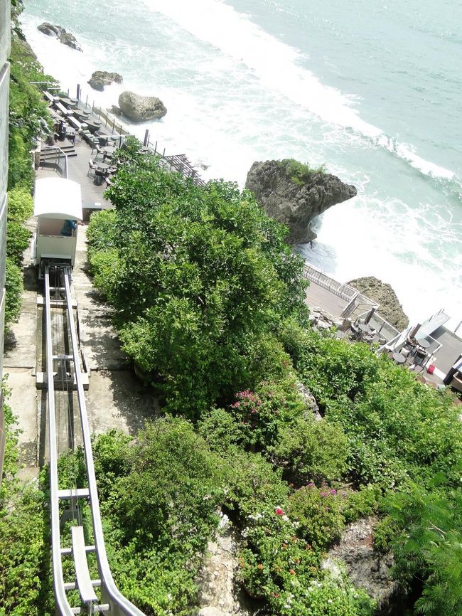 ホテルに戻り、またプールに向かいます。<br />移動はインクリネーターが楽ちん