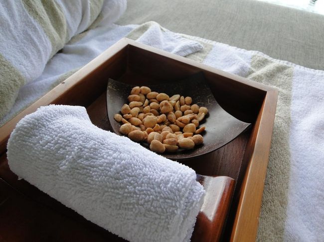 ここのプールは冷たいおしぼりとおつまみまで♪