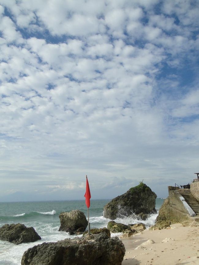 ここらの海は泳げないのが残念です。