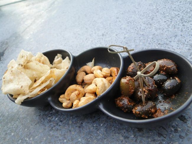 このお通し的なスナックがヒットでした。エスニックなスパイスの効いたオリーブ、大量に買って帰りたかったくらい。