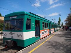 １１時頃、センテンドレへ到着しました。

一番後ろの車両に乗っちゃったから、出口まではホームをずっと歩いて行かなきゃなりませんでした。