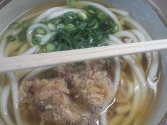 これが「かしわうどん」だ、
そぼろじょうの鶏肉がめずらしい
そしてうまいのだ♪