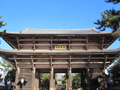 東大寺　南大門です。
建仁３年（1203）には門内に安置する仁王像とともに竣工した貴重な遺構です。
