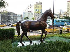 ホテルを出てすぐの道路脇にも、馬のオブジェがありました。
昨夜は暗くて全く気付かなかったけど、この馬も原寸大でかなり巨大。