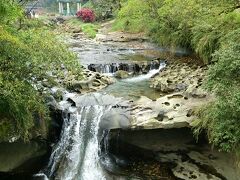 「眼鏡洞瀑布」と案内に書かれていました。
さっきの大瀑布に比べると随分小さく感じますが、これはこれで趣があります。