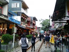 十分瀑布からすぐのところにある十分老街へやってきました。
ここでは天燈上げ体験ができます。
線路脇に土産物屋が立ち並び、そこに並んで天燈にお願い事を書きます。