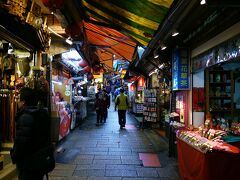 基山街の奥の方から入口へと逆回りで歩いて行きます。
天気は良い日でしたが、アーケードでちょっと薄暗い。