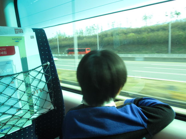 電車大好きな息子は韓国の電車に乗れて大喜び。