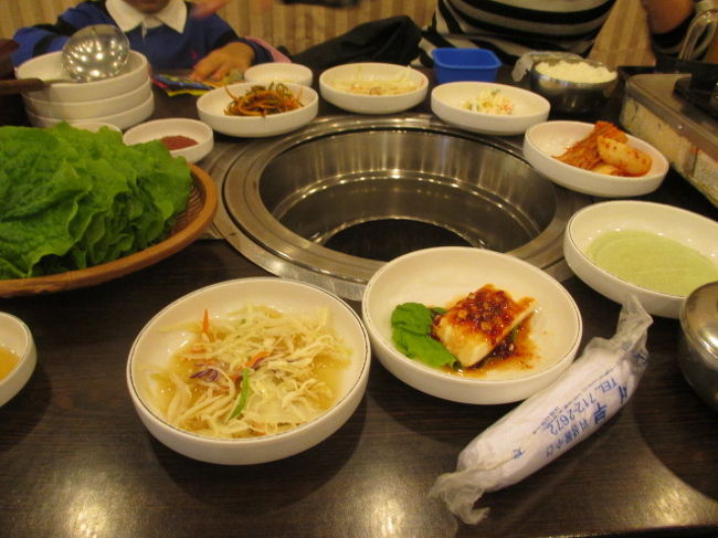 お昼と夕飯を兼ねて早めにお店に入りました。<br />ナドヒョンというお店。<br />お店の外観を撮り忘れました。