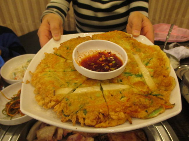 酔った勢いでチヂミも頼んだけど食べきれず！<br />