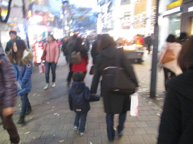 お腹いっぱいで明洞をブラブラお散歩。<br />韓国コスメのお店で化粧品と屋台で靴下やヘアゴムなど買ったりしました。