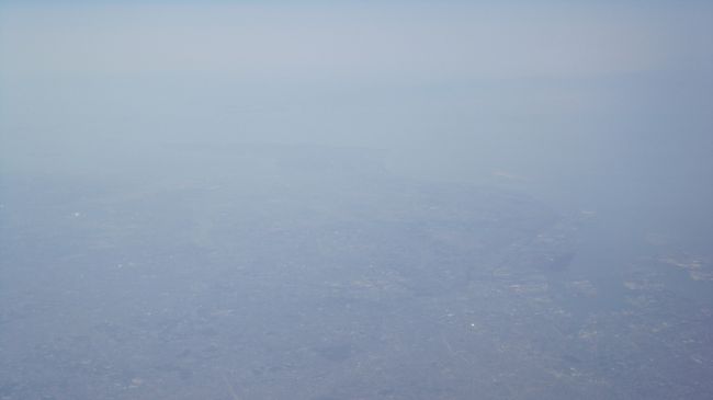霞んで写真では見にくくなっていますが、中部国際空港セントレア。