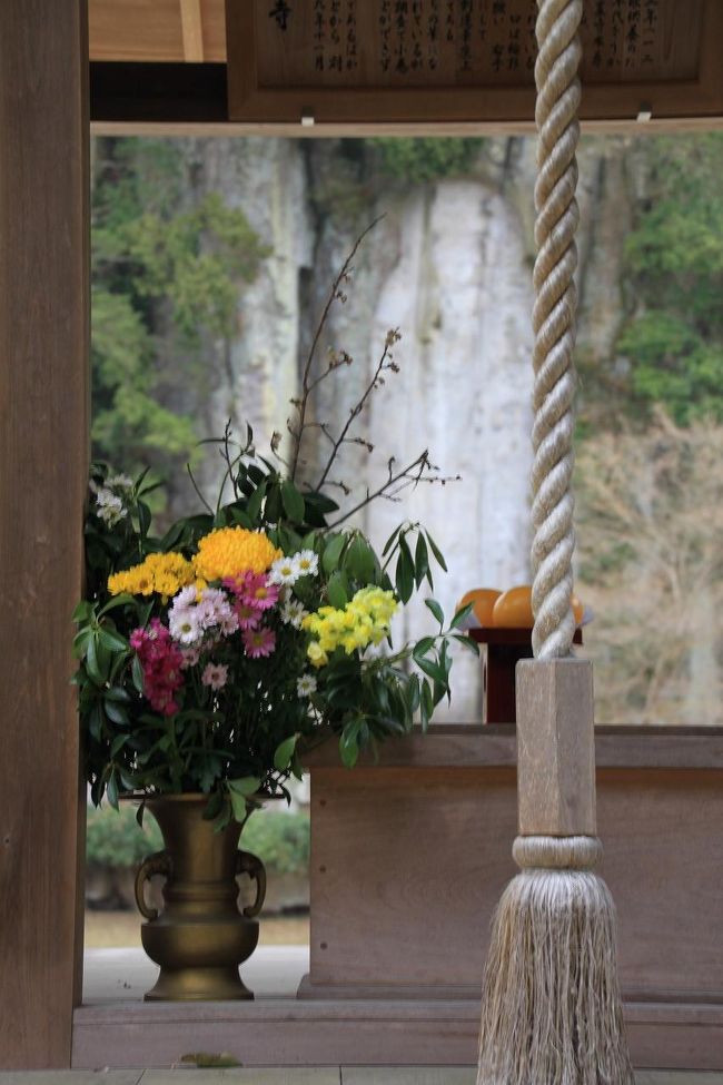 境内にある祠から眺めた磨崖仏です。