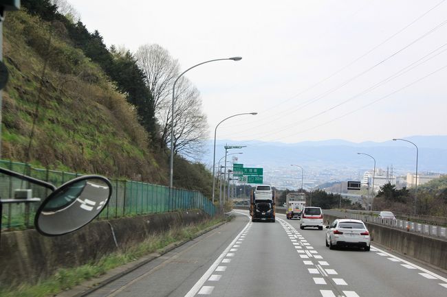 宇陀市から奈良市に移動するため、西名阪国道を走っていきます。<br />今回のツアーでは、申し込みが一番だったせいかバスの一番前。<br />そのためバスのフロントガラス越しにこのような写真が撮れます。<br />見晴らしがよく、特等席でした。<br />ここは、天理市内に入る峠の下り坂で、峠の上からは大阪市内を一望できます。<br />(夜景はとてもきれいです。）