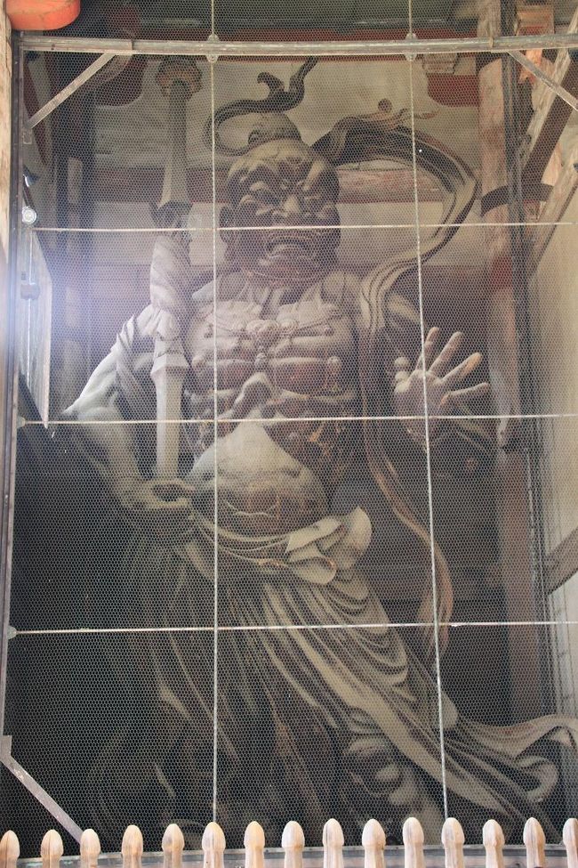 こちらは反対側の吽形像です。<br />今にも動き出しそうです。