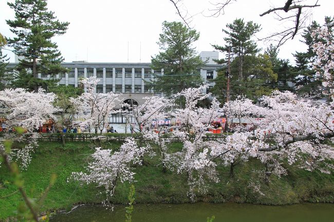 さらに城址を散策していきます。<br />向こう側の建物は郡山高等学校です。<br />この城址内に高校があります。