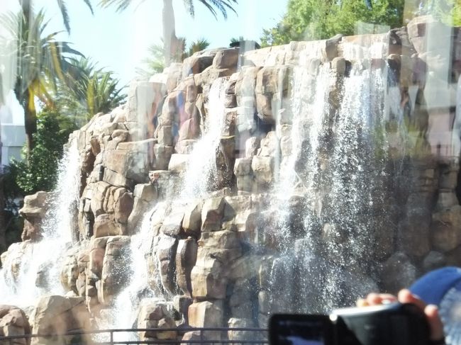 ホテルに行くまでにストリップ大通りを通り、車窓から見学。<br />とにかく通りの両サイドはゴージャスな建物が立ち並び、見るのに忙しいです。<br /><br />噴火のショーで有名なミラージュ。