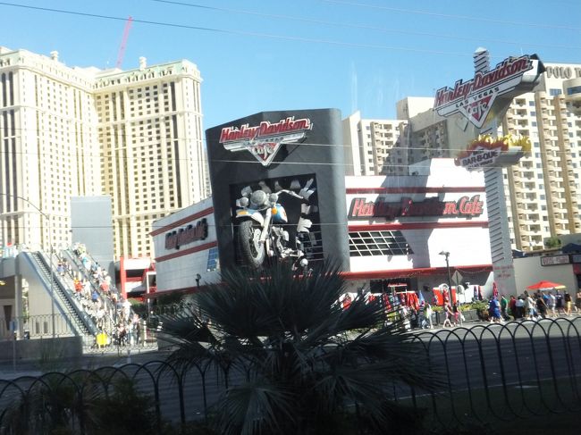 ハーレ・ダビッドソン・カフェ<br /><br />今にも飛び出してきそうな迫力です。<br />バイク好きな方にはたまらないのではないでしょうか？