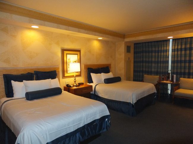 部屋には飲み物などはありません。<br />カジノはドリンク無料なので、あえてここに置く必要が無いということのようです。