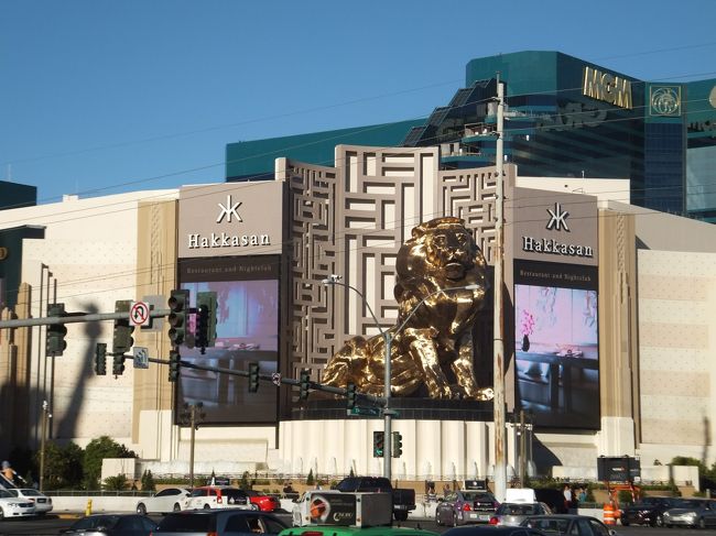 通りの向かいにある、ＭＧＭグランドのライオンの像<br />