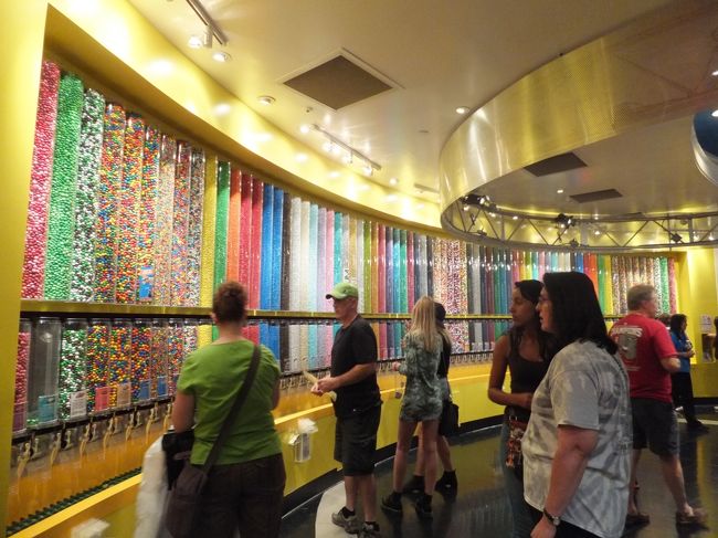 すごい数のチョコです。<br />オリジナルが作れるようです。<br /><br />この後、同じ通りのＡＢＣストアへ行きお土産を購入。<br />同じツアーの方はもちろん、日本人が沢山いました。