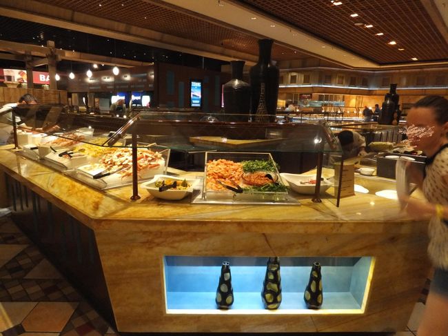 夕食はは２２時までのバイキングなので、出かける前に行きました。<br />とにかく広くて驚きました。<br />