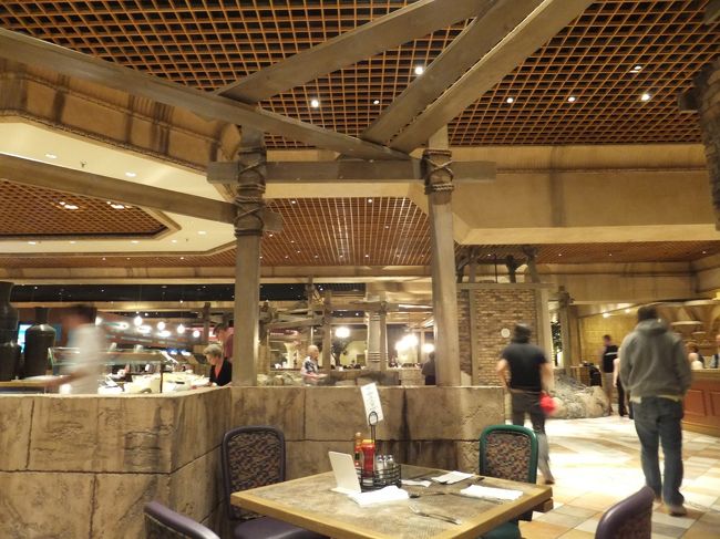 係の人が空いている席に案内してくれました。<br /><br />向かいの席に同じツアーで参加されている女性２人組がいらっしゃいました。<br />ちょうど観光する場所が同じで、タクシーで行くのでよかったら一緒にと声をかけて頂きました。<br />大変ありがたく、同乗させていただきました。