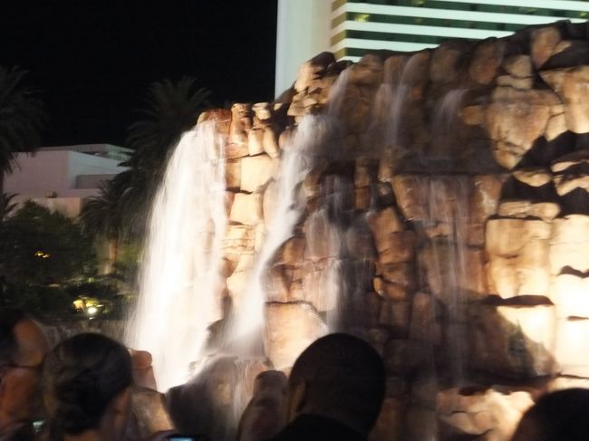 ショーの前後はとにかく人が多いので、貴重品には気をつけなければ。<br />ちょっと緊張します。