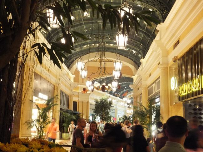 ベラッジオの噴水ショーを見るのに大通りをホテルの方に戻っていきます。<br />距離は７００ｍ位でしょうか、歩いて行けます。<br /><br />ここはベラッジオ内のショッピングモールみたいな所。