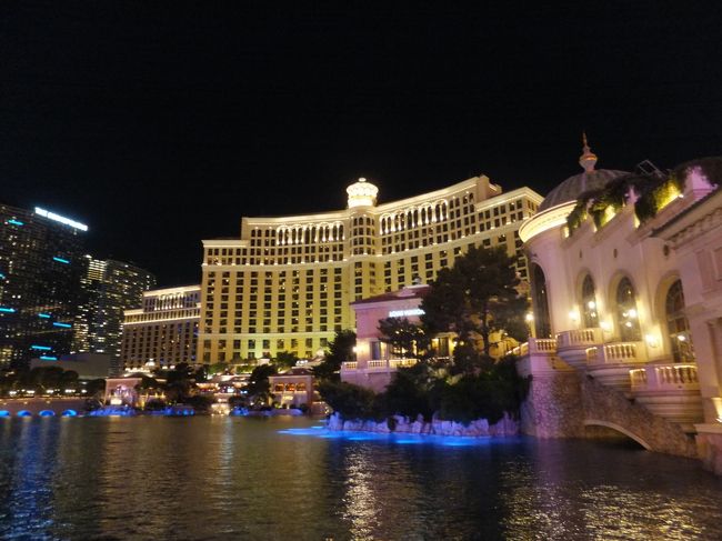 イタリアのコモ湖を模した池で行われる噴水ショーは圧巻です。<br />噴水の長さは約３００ｍ、高さは約１４０ｍまで上がるそうです。<br />３０パターンもあるようで、時間が許す限り、ずっといたくなります。