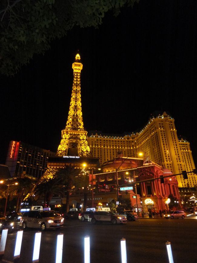 ベラッジオからルクソールまでは歩いて４０分は見た方がいいと言われました。<br />写真を撮りながら、途中でスーパーなどのぞきながらホテルに向かいました。<br /><br />これはエッフェル塔と凱旋門<br />