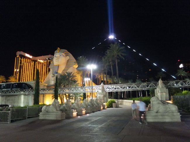 ２１：４５　ホテルに到着。<br /><br />青いレーザーは宇宙からも確認できると言われているそうです。<br />すごいな〜。