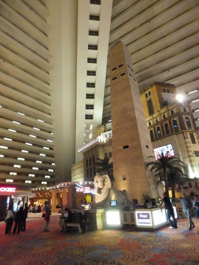 ラスベガスの夜はこれから始まるのでしょうが、結構歩いて疲れたし、カジノはあまり興味が無いので、ホテルの売店などをチェックしながら部屋に戻りました。