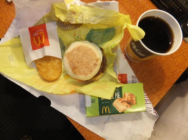 ７日目　９/２３（月）晴れ<br />６時起床。<br />朝食は無いのでピラミッドの方まで行きました。<br />空いている店が少なく、カフェ系は座れそうもなかったので、マックで買い部屋に戻りました。<br />アップルパイがクッキーのような生地でサクサクで美味しかったです。