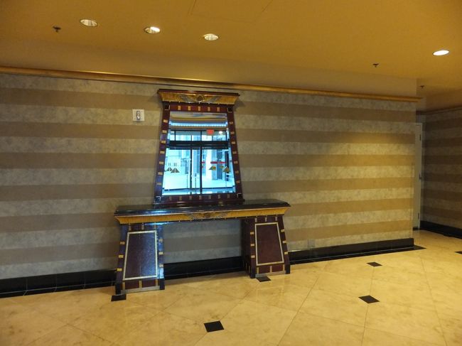 ７：３０出発なので、早めに集合場所へ。<br /><br /><br />大きな鏡がでーんとあり、中々面白い。