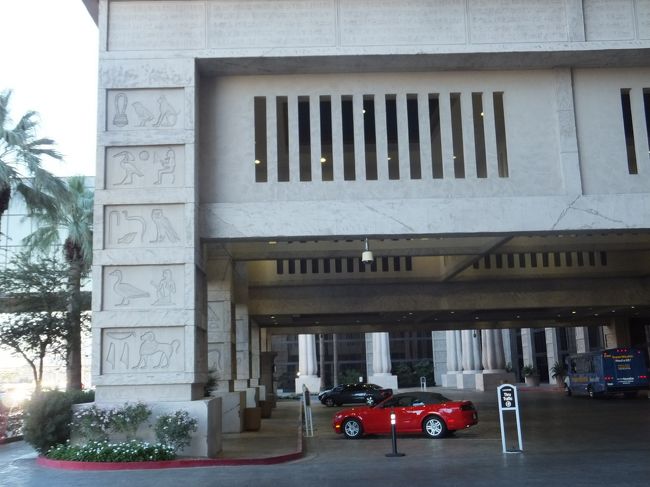 昨日は見る余裕が無かったけど、外の壁の模様も凝っています。<br />全てにこだわりを感じました。