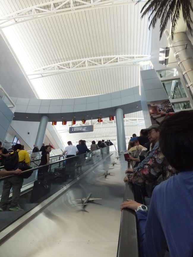 ホテルを７：４０に出発し、空港には早く着いたけれど、中々チェックイン手続きが進まず、少々ブーイングが出ていました。<br /><br />なんとかスーツケースを預かってもらい手ぶらになりました。<br /><br />エスカレーターの飛行機の飾りがちょっと可愛いかも。
