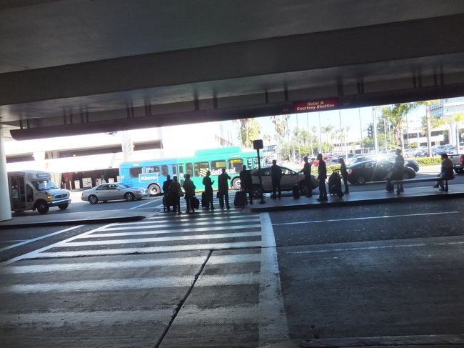 ９：４７　ＵＡ０４４８便でロサンゼルスへ。<br />１時間ちょっとと予定より少し早めに着いたが、ゲートが空いてないので飛行機の中で待つ。<br />国際線で乗り継ぐゲートが思ったより遠かったです。<br />みんな急ぎ足で２０分位。<br />写真はその移動中。<br />