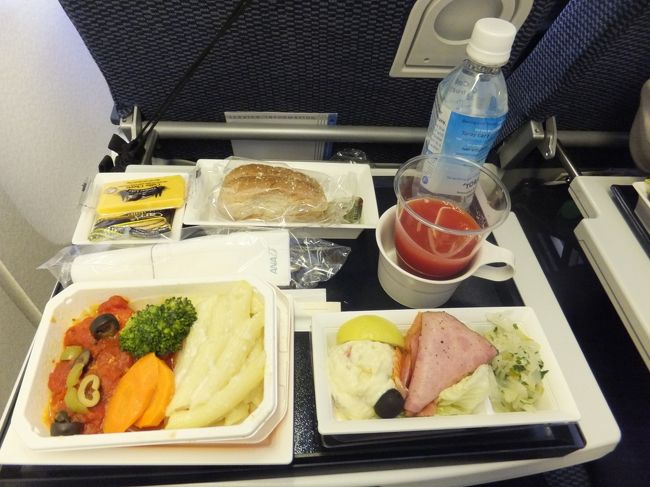 １回目の機内食。<br />帰国便なので、パスタ系を選びました。<br />