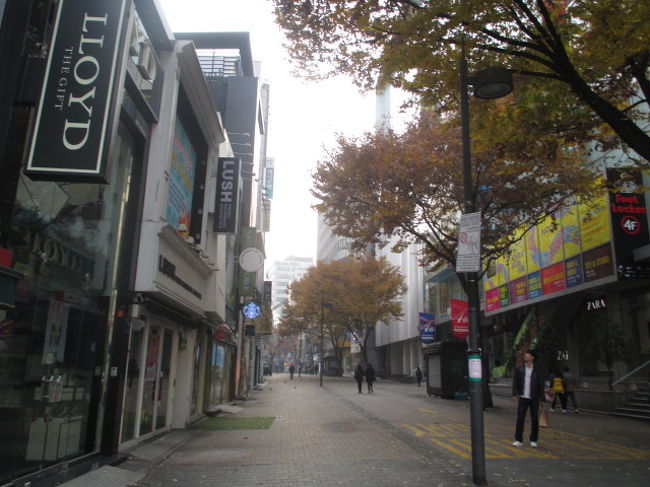 朝９時頃の明洞。<br />さすがに人も少ない。