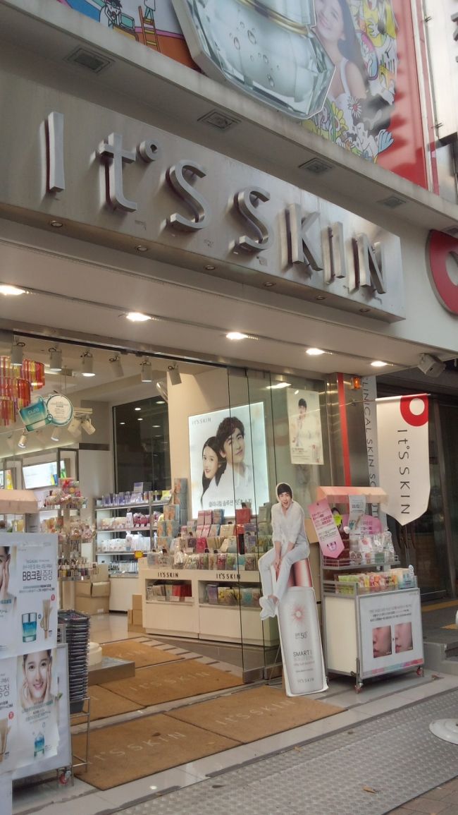 その後は自由時間で私はまた韓国コスメのお店に。