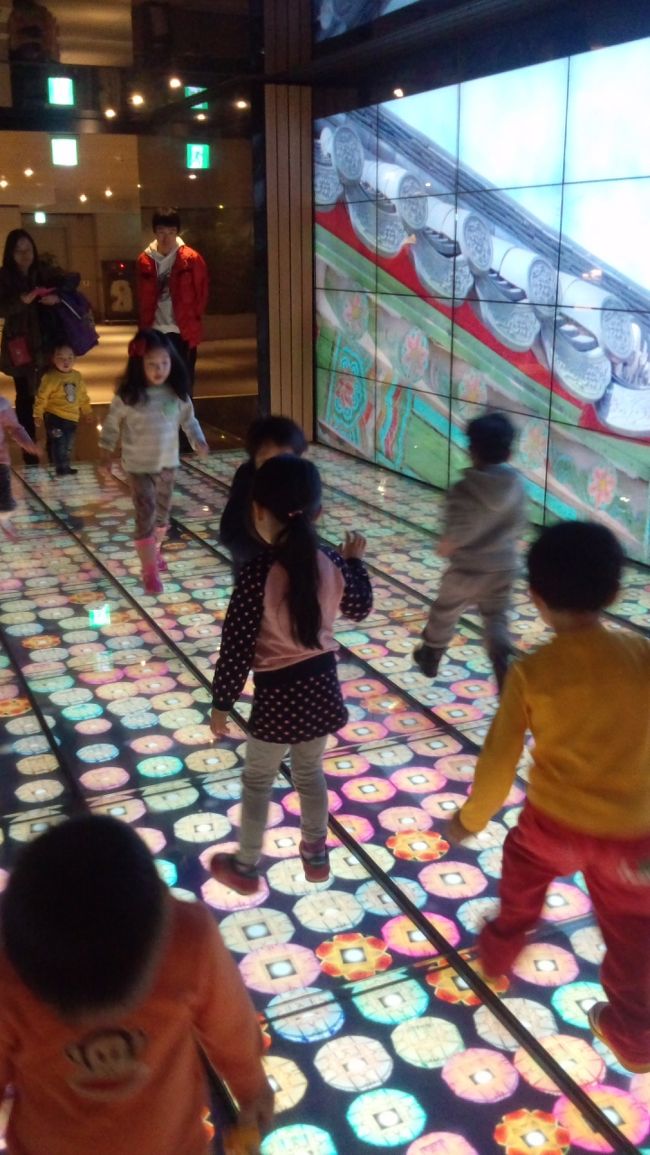 空港で韓国の子供たちに交じり遊ぶ息子。<br />楽しそうでした。