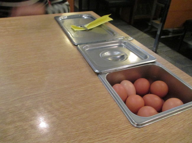 席には、たまごとキムチが置いてあります。