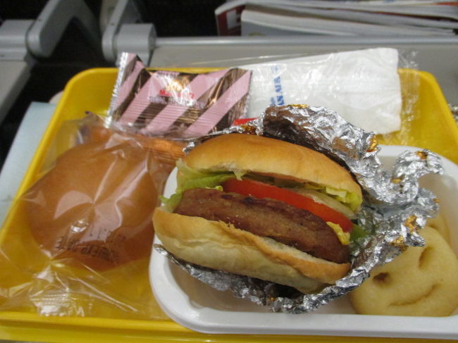 帰りもキッズミールから。<br />パンにパン、不思議な組み合わせ。<br />ハンバーガーは普通に美味しかったです。