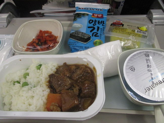 大人の機内食。<br />メインはイマイチでしたが、韓国海苔が美味しかった。
