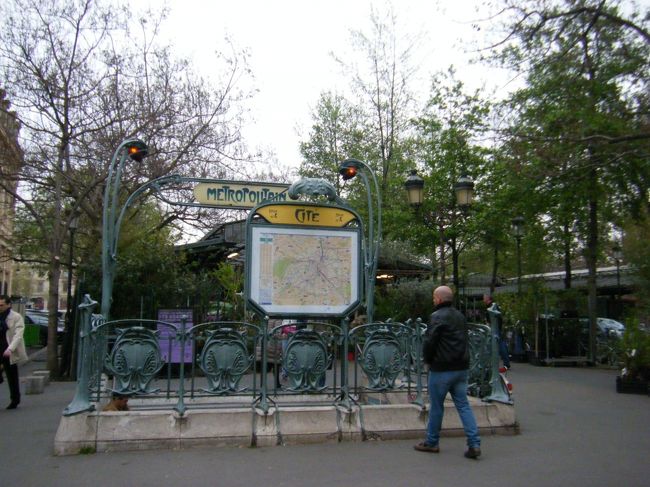 パリは郊外に住んでいるもんでメトロを乗り継いで４番線の【Cite】で下車。ここで降りるとシテ島の真ん中に出ることができます。