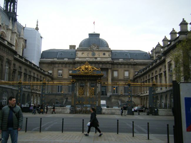 駅を出てすぐそばには何やら何かの入り口らしきものが！<br /><br />・・・と近づいていくと、出口だった。